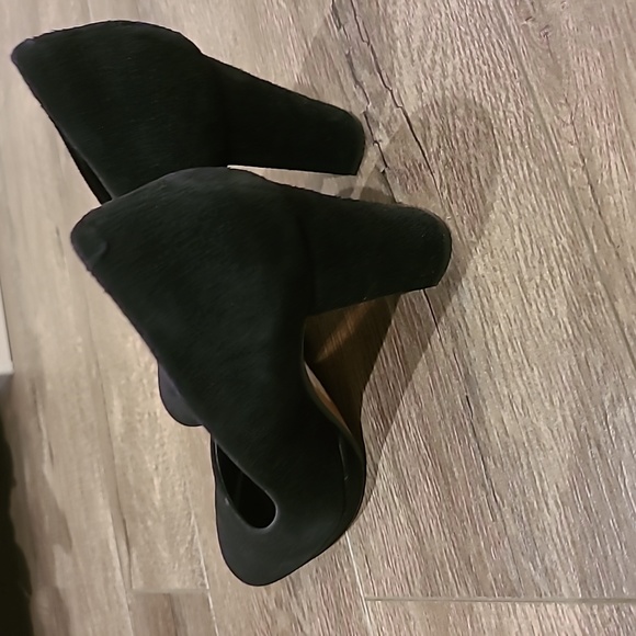 Heels - Picture 4 of 4